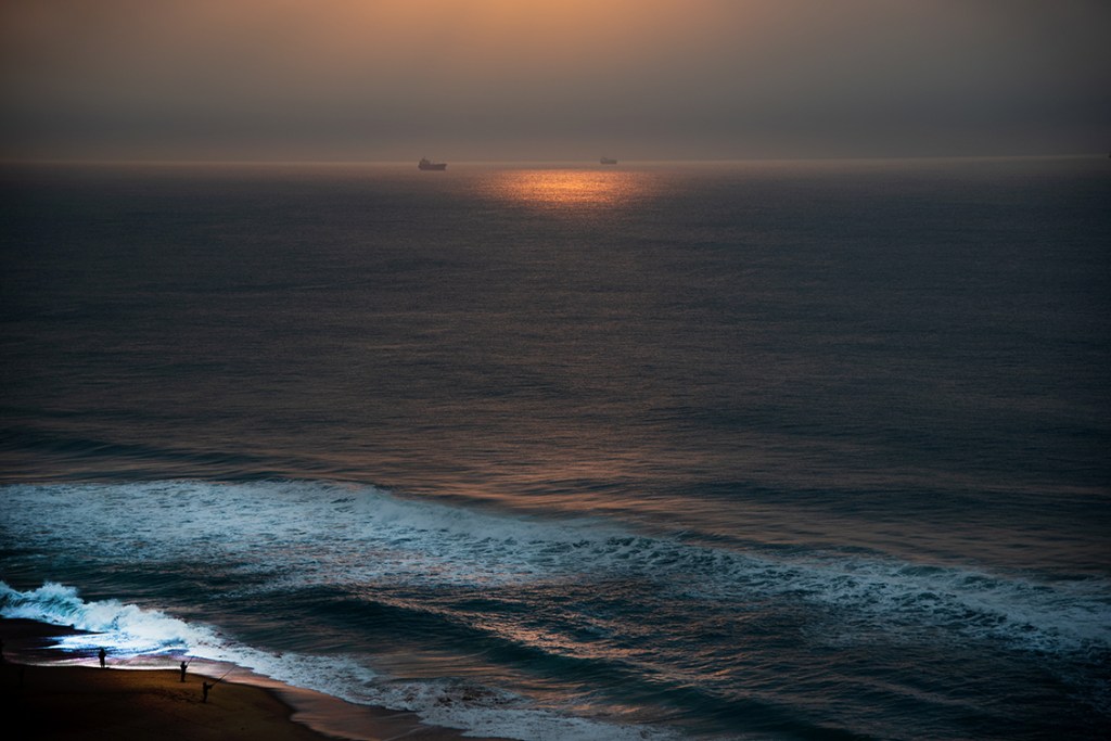 alt="horizons must be straightened as shown image of the sea and ships"