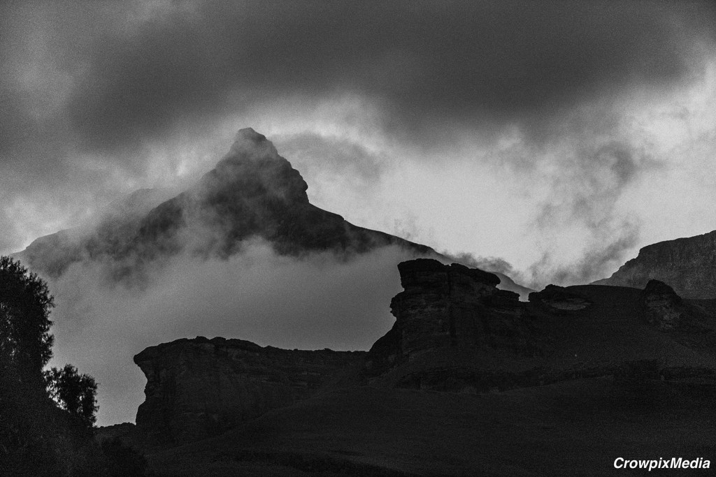 alt="landscape photography 50mm black-and-white mountain clouds"